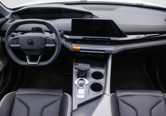 Подержанный автомобиль Changan UNI-V 2023 года (13 фото)