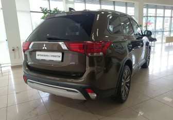 Подержанный автомобиль Mitsubishi Outlander 2020 года (5 фото)