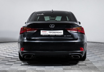 Подержанный автомобиль Lexus IS Sedan 2017 года (6 фото)