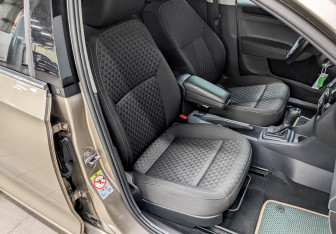 Подержанный автомобиль Skoda Rapid Liftback 2018 года (23 фото)