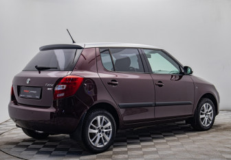 Подержанный автомобиль Skoda Fabia Hatchback 2012 года (5 фото)