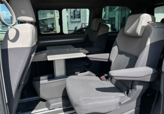 Подержанный автомобиль Volkswagen Multivan 2025 года (10 фото)