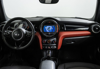 Подержанный автомобиль MINI Hatch 2020 года (13 фото)