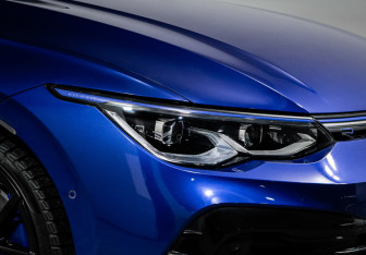 Подержанный автомобиль Volkswagen Golf R Hatchback 2023 года (16 фото)