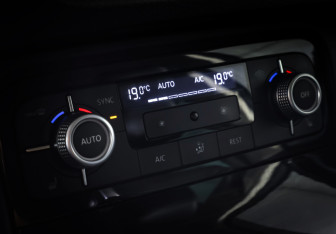 Подержанный автомобиль Volkswagen Touareg 2016 года (17 фото)