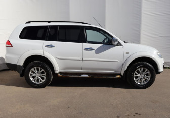 Подержанный автомобиль Mitsubishi Pajero Sport 2015 года (7 фото)