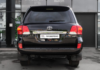 Подержанный автомобиль Toyota Land Cruiser Suv 2012 года (5 фото)