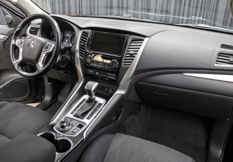 Подержанный автомобиль Mitsubishi Pajero Sport 2018 года (11 фото)
