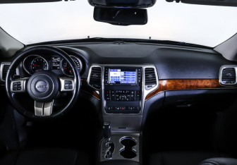 Подержанный автомобиль Jeep Grand Cherokee 2012 года (17 фото)