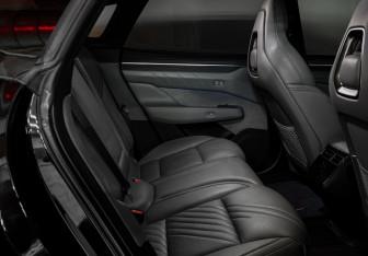 Подержанный автомобиль Zeekr 001 2024 года (18 фото)