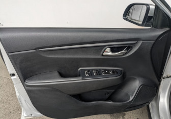 Подержанный автомобиль Kia Rio Hatchback 2021 года (18 фото)