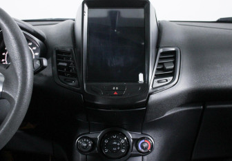 Подержанный автомобиль Ford Fiesta Hatchback 2015 года (9 фото)