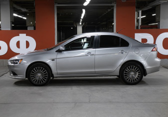 Подержанный автомобиль Mitsubishi Lancer Sedan 2011 года (8 фото)