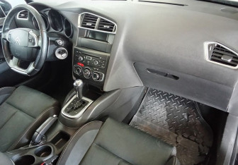 Подержанный автомобиль Citroen C4 Hatchback 2011 года (9 фото)