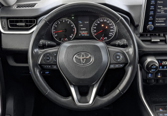 Подержанный автомобиль Toyota RAV4 2021 года (22 фото)