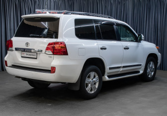 Подержанный автомобиль Toyota Land Cruiser Suv 2014 года (5 фото)