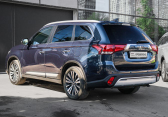 Подержанный автомобиль Mitsubishi Outlander 2021 года (6 фото)