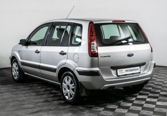 Подержанный автомобиль Ford Fusion 2007 года (7 фото)