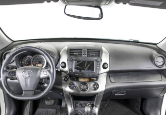 Подержанный автомобиль Toyota RAV4 2011 года (8 фото)