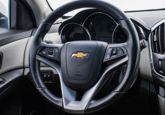 Подержанный автомобиль Chevrolet Cruze Hatchback 2013 года (15 фото)