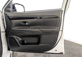 Подержанный автомобиль Mitsubishi Outlander 2022 года (24 фото)