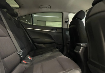 Подержанный автомобиль Hyundai Elantra Sedan 2019 года (11 фото)