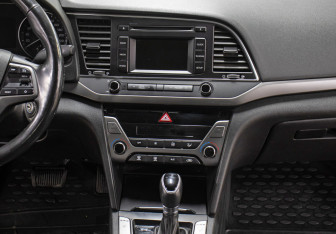 Подержанный автомобиль Hyundai Elantra Sedan 2018 года (15 фото)