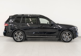 Подержанный автомобиль BMW X7 2022 года (4 фото)