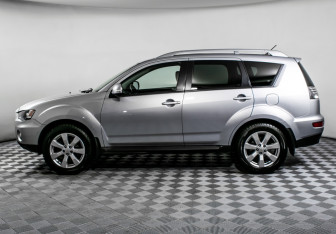 Подержанный автомобиль Mitsubishi Outlander 2010 года (8 фото)
