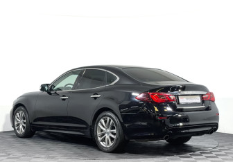 Подержанный автомобиль Infiniti Q70 2016 года (7 фото)