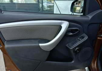 Подержанный автомобиль Renault Duster 2012 года (15 фото)