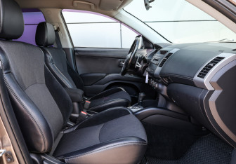 Подержанный автомобиль Citroen C-Crosser 2011 года (11 фото)
