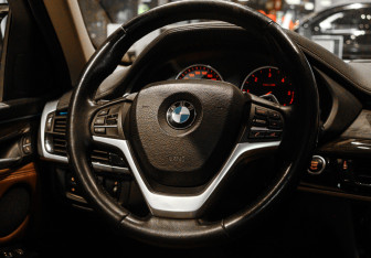 Подержанный автомобиль BMW X6 2016 года (12 фото)
