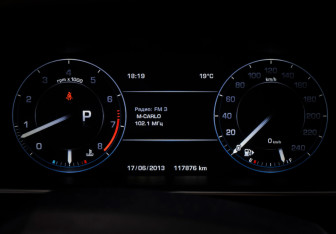 Подержанный автомобиль Land Rover Range Rover Sport 2015 года (16 фото)