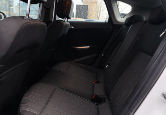 Подержанный автомобиль Opel Astra Hatchback 2011 года (8 фото)