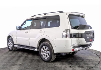Подержанный автомобиль Mitsubishi Pajero 2018 года (7 фото)