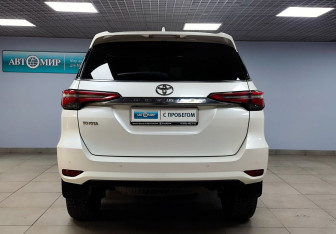 Подержанный автомобиль Toyota Fortuner 2020 года (6 фото)
