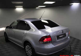 Подержанный автомобиль Volkswagen Polo Sedan 2012 года (21 фото)