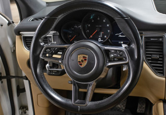 Подержанный автомобиль Porsche Macan 2017 года (17 фото)