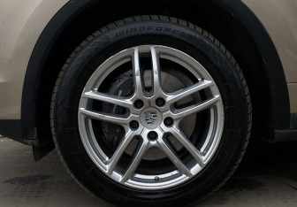 Подержанный автомобиль Porsche Cayenne 2015 года (9 фото)