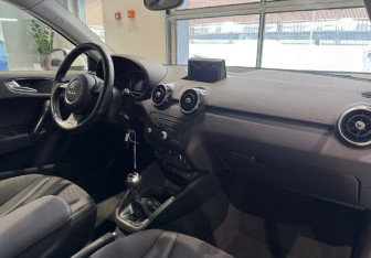 Подержанный автомобиль Audi A1 2011 года (11 фото)