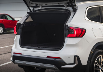 Подержанный автомобиль BMW X1 2023 года (24 фото)