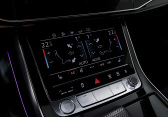 Подержанный автомобиль Audi Q8 2019 года (24 фото)