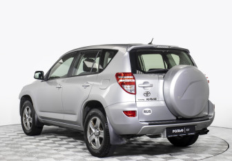 Подержанный автомобиль Toyota RAV4 2011 года (7 фото)