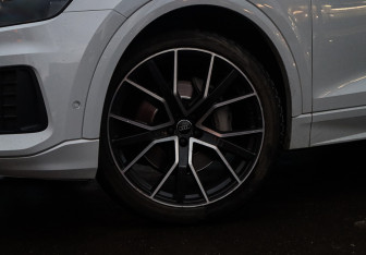 Подержанный автомобиль Audi Q8 2019 года (26 фото)