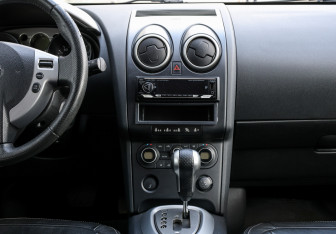 Подержанный автомобиль Nissan Qashqai 2008 года (15 фото)