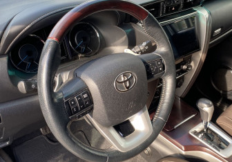 Подержанный автомобиль Toyota Fortuner 2018 года (14 фото)