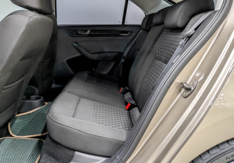 Подержанный автомобиль Skoda Rapid Liftback 2018 года (12 фото)