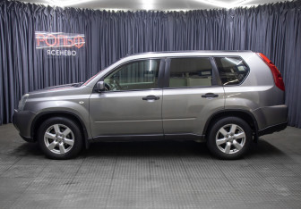 Подержанный автомобиль Nissan X-Trail 2007 года (8 фото)