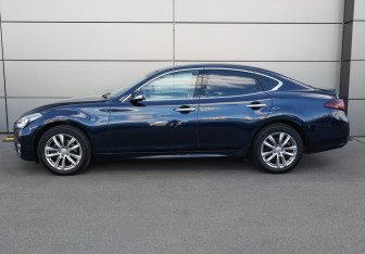 Подержанный автомобиль Infiniti Q70 2015 года (8 фото)
